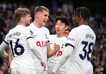 Video Highlight : Tottenham 3 - 1 Nottingham Forest (Ngoại hạng Anh) . Hậu vệ dạy tiền đạo dứt điểm